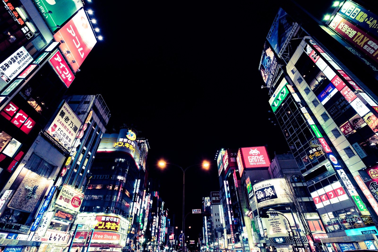 夜の新宿の画像。