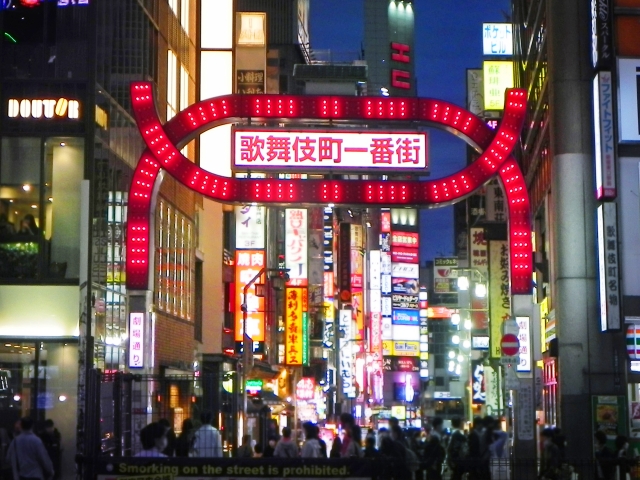 夜の歌舞伎町のイメージ画像。